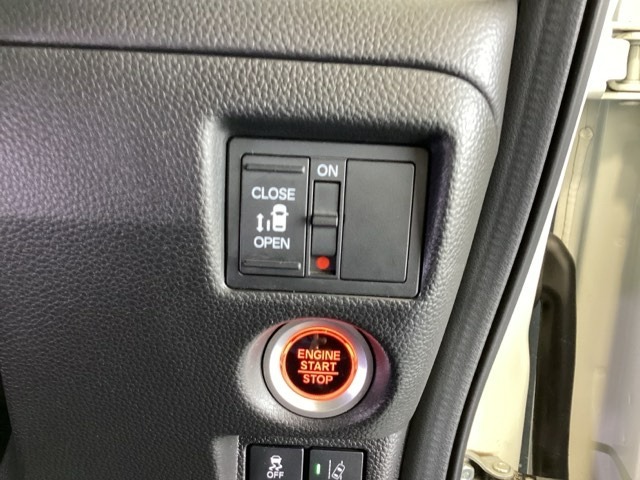 左側電動スライドドアは運転席からでも操作ができるように、ハンドル付近に開閉の操作スイッチが付いています。