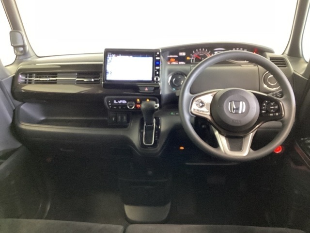 車内は光触媒抗菌消臭施工済です。インパネ周りはスタイリッシュなデザインで機能や装備も充実しています。グローブボックスやカップホルダーのほかにトレーなどたくさんの収納スペースが付いています。