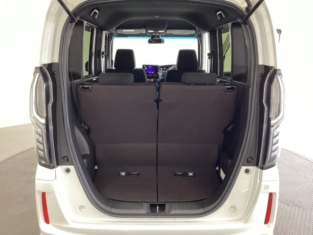 開口部も広く荷物の積み下ろしもしやすいお車となっております。シートの背もたれは5：5の割合で背もたれを可倒でき、前後のシートスライドもできるので荷室をひろげることができます。