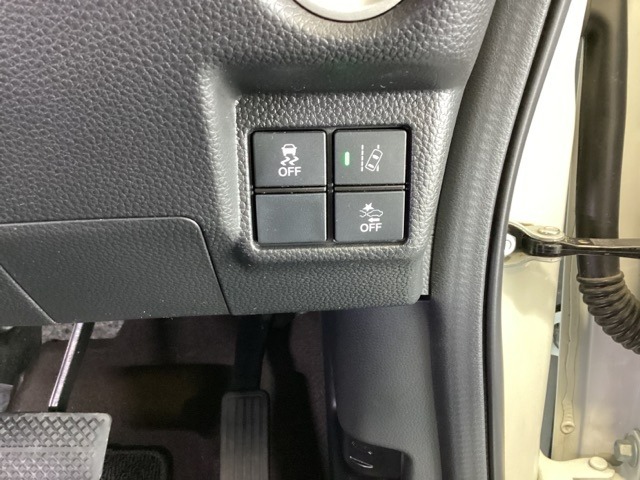 Hondaセンシング用の、VSA（ABS＋TCS＋横滑り抑制）解除とレーンキープアシストシステムのメインスイッチなどはハンドルの右側に装備しています