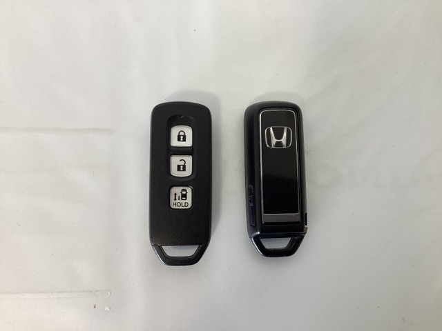 スマートキー付きですからドアロックの開閉およびエンジンスタートが楽々です。電動スライドドアの開け閉めもボタンで操作できます。スペアキーも同じものを用意しております。