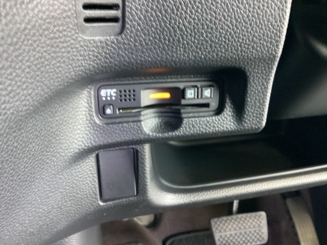 ハンドルの左下にETCがついています。高速道路の料金所の通過も楽々です。