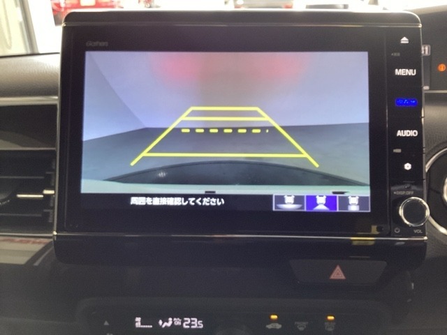 バックでの車庫入れも安心です！　リアカメラが付いているバックモニター付のナビを装備しております。操作線もついており距離感も画面から確認できます。