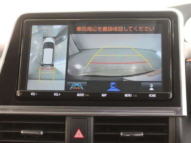 パノラミックビューモニター付きです。車両を上から見たような映像をモニター画面に表示。運転席からの目視では見にくい、車両周辺の状況をリアルタイムでしっかり確認できます。