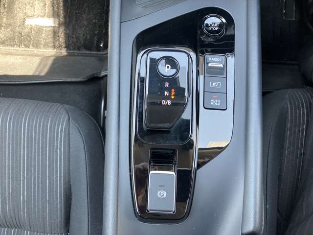 シフトレバー　近未来的なデザインで運転を楽しく演出します♪