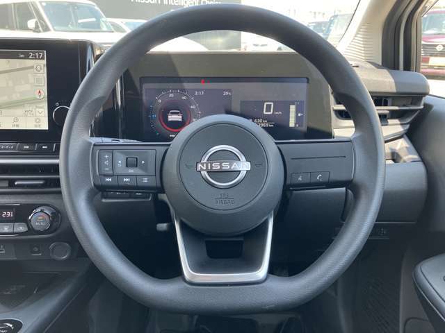 ステアリングスイッチ搭載！ハンドルひとつで手を離さなくても運転中視線をそらさなくても操作が出来て便利です