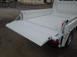 たたまれているリヤアオリを伸ばすとこのようになります。リモコンで上下できます！