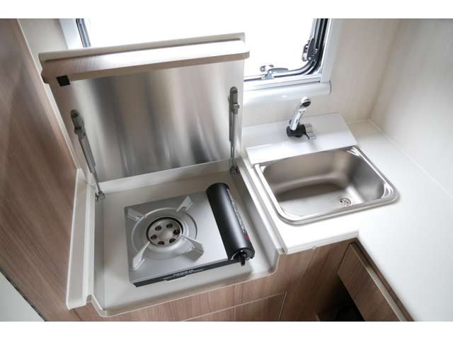 カセットコンロとシンクが装備されております。
