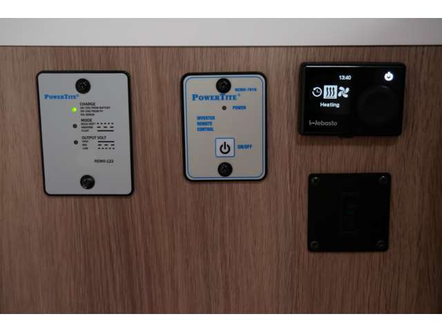 各電装品のスイッチになっております。FFヒーターも装備されております。