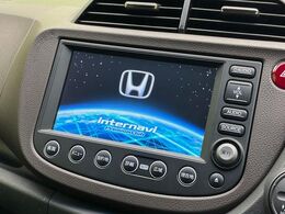 【メーカー純正ナビ】インテリアに溶け込むスタイリッシュな「専用設計」メーカーナビを装備♪視認性や操作性など基本性能にも優れ、より上質なカーライフをお楽しみいただけます。