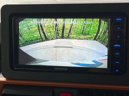 【バックカメラ】駐車時に後方がリアルタイム映像で確認できます。大型商業施設や立体駐車場での駐車時や、夜間のバック時に大活躍！運転スキルに関わらず、今や必須となった装備のひとつです！