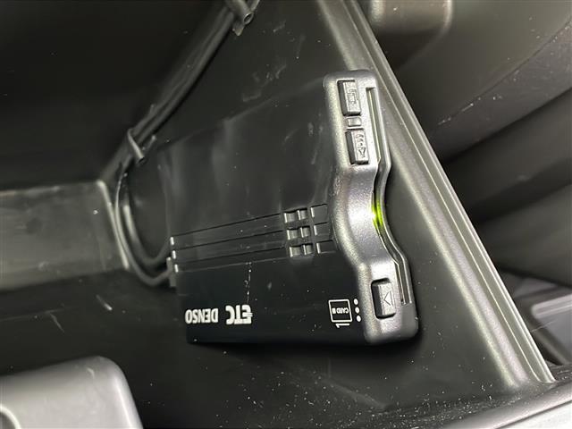 【ETC】有料道路を利用する際に料金所で停止することなく通過できる、ETC車載器（ノンストップ自動料金収受システム機器）が装備されています。セットアップを行うことで利用可能になります。