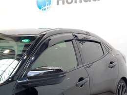 車内の空気の入れ替えだけでなく、雨天時の雨の入り込みや紫外線防止にも役立つドアバイザー装着済みです。