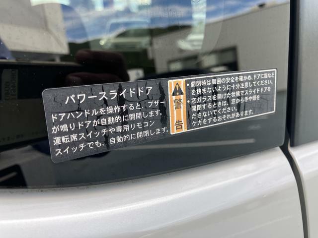 両側電動スライドドアです。ドア本体だけでなく、運転席からの開閉も可能で送迎に便利です。スマートキーの操作で車外からスライドドアの開閉にも対応！