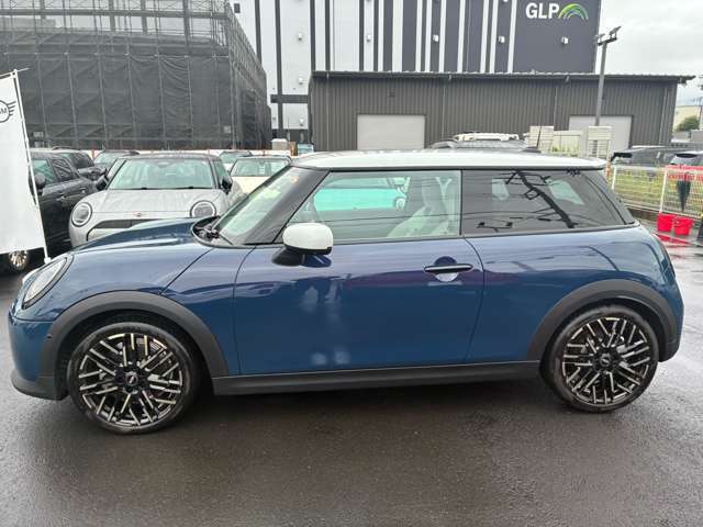 営業時間は10：00から18：30までとさせて頂いております。誠にかってながら毎週月曜日、火曜日は定休日となります。ご来店予約、在庫確認等お気軽にくださいませ。