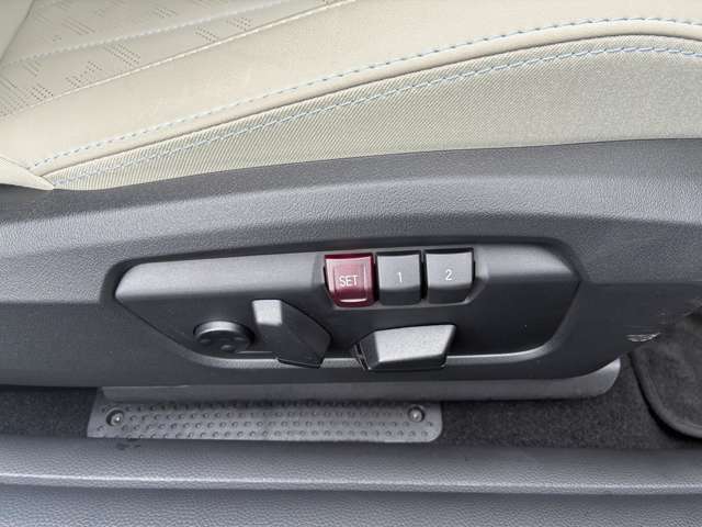 運転席・助手席パワーシート（運転席シートメモリー機能付き）