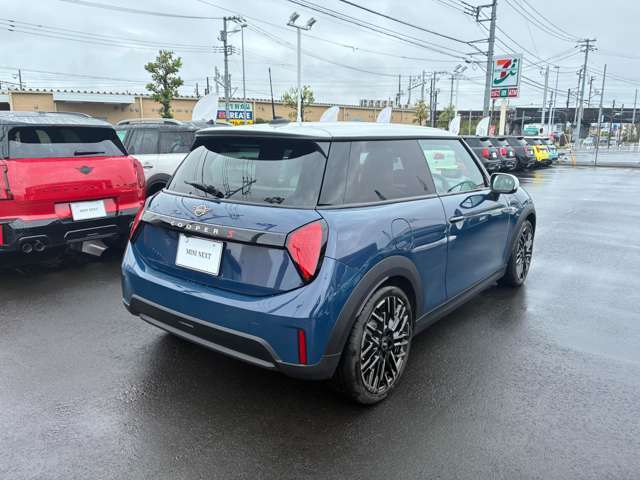 全国の正規ディーラーにてメンテナンスなどが可能な保証付き認定中古車となります！100項目にもおよぶ点検を納車前に行い、ご自宅まで納車（全国納車）いたします！