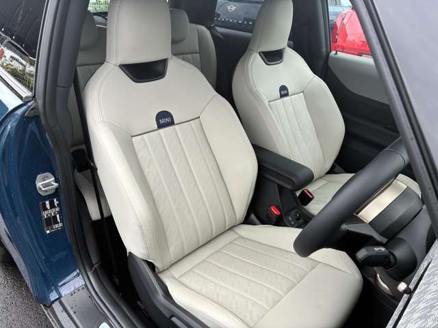 フェイバードトリムのべスキンベージュ内装の仕様になります。