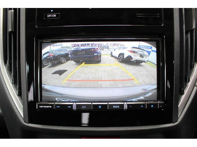 バックカメラの映像はナビ画面に映し出されます。駐車線はステアリング連動仕様なのでハンドルの切り具合も確認できます。