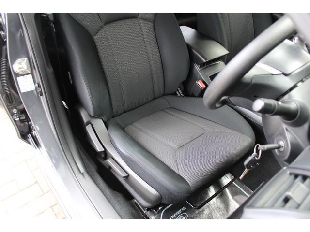 ロングドライブでも疲れにくく、快適に運転できるフロントシートです。