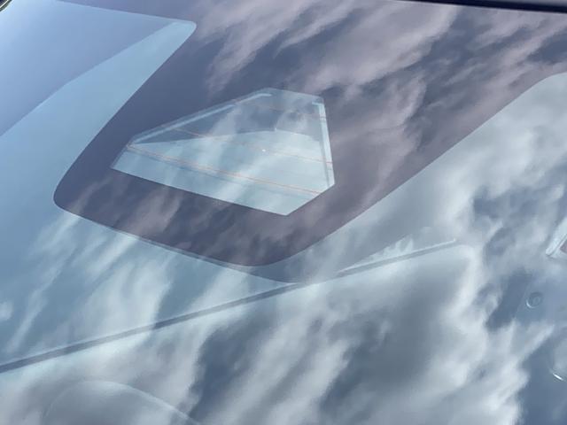 デュアルセンサブレーキサポート機能装備で前方の車両や歩行者を検知します。警告、ブレーキアシスト、自動で強いブレーキをかけ、衝突時の被害軽減を図ります