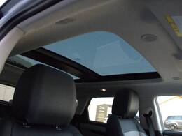 【電動パノラミックルーフ】車内に気持ちいい自然光が差し込み、頭上に広がる風景をお楽しみいただけます。快適な車内温度を維持し日差しから乗員とインテリアを守るダークカラーのガラス。電動ブラインド付き！