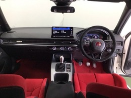 ドライバーを中心に自然に手が届く位置にセレクトレバーやエアコン、様々な操作スイッチなどを配置、操作性に優れています