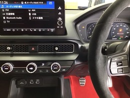 ホンダ純正メモリーナビ搭載なので、遠方へのドライブもお任せ下さい！ステアリング左手側にオーディオ関連のコントロールスイッチを配置しています。操作時は視線を逸らすことなく運転に集中できます