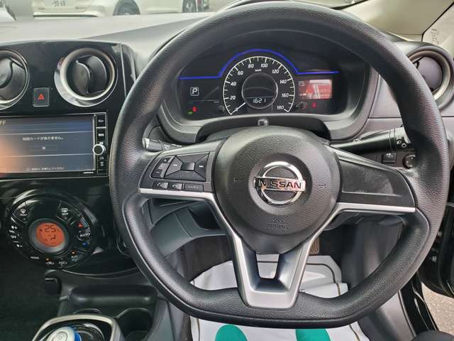 展示前や納車前に、全車両の内外装を、一台一台真心込めて手作業で清掃！展示中も全車毎日、営業スタッフも一緒に、外装の拭き上げ清掃を行っています！！　だからこそ自信を持ってお勧めできる一台となります。
