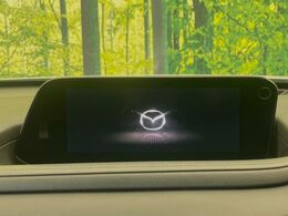 【8.8インチマツダコネクト】車内の雰囲気にマッチした大型のディスプレイ。スマホ接続でのナビ使用やBluetooth再生等、様々な機能が楽しめます。直感的なダイヤル操作が可能で、使い勝手も良好です。