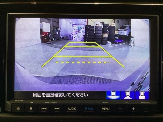 バックをするとき自動でリアの様子が映る『リアカメラ』付き！　画面で確認しながらバックが出来るので駐車の時も安心です。