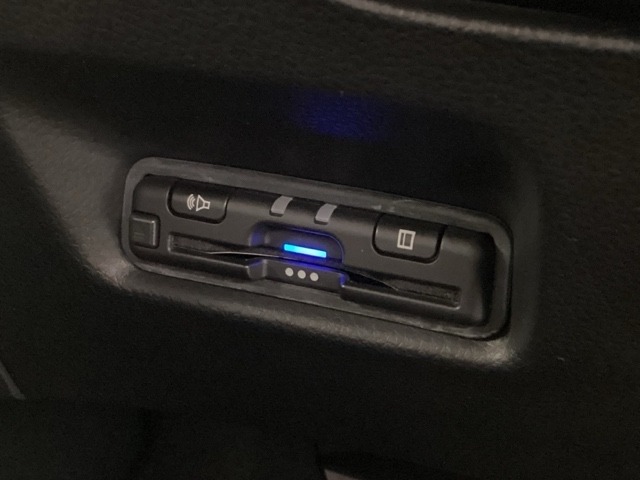 ETCが付いてます。ETC搭載車しか通過できないスマートICが利用できるようになりますよ！現在スマートICの設置箇所も増えてきているので、高速道路利用の幅が広がりますね☆