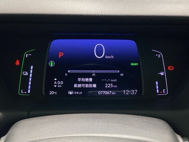スピードメーターはこちら！すっきりとしたデザインで、昼間でも夜間でも見やすい設計になっています。