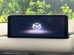 【10.25インチマツダコネクト】車内の雰囲気にマッチした大型ディスプレイ。スマホ接続でのナビ使用やBluetooth再生等、様々な機能が楽しめます。直感的なダイヤル操作が可能で、使い勝手も良好です。