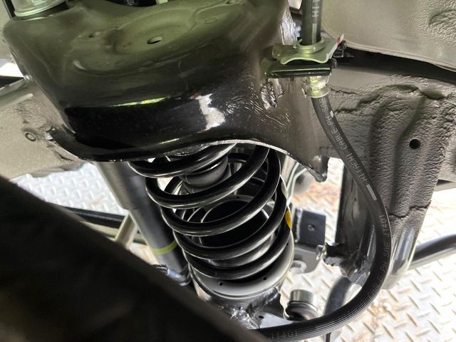 お車を安心してお乗りいただく為には、足回りの定期点検が欠かせません。サービスサポート（有償保証）では無料点検もご提供しており、安心のカーライフをお過ごしいただけるサポート体制が整っています。