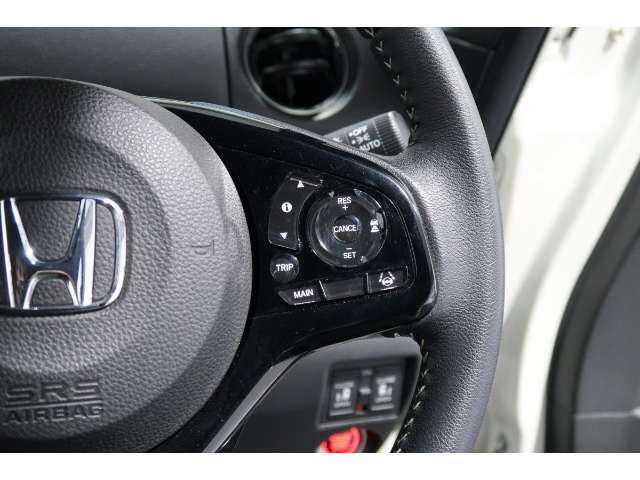 Hondaセンシングの機能のひとつ、アダプティブクルーズコントロール付！アクセルから足を離しても設定したスピードと前車との車間を保ち走行してくれます！車線維持もアシスト☆高速道路で疲労軽減ですね☆