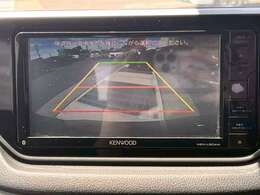 駐車時に大活躍のバックモニター！駐車が不安な方でもどこでも安心して運転するために必須の装備です♪【バックカメラ付き中古車】