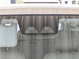 前方の車両等障害物を認識し、追突の危険性が高まったら音や警告灯などで警告し、さらに危険性が高まると自動的にブレーキが作動して衝突回避と被害軽減をアシスト。