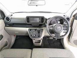 シンプルで見やすい水平基調のデザイン。丸型エアコン吹き出し口や2トーンカラーのパネルが親しみやすさと軽快感を演出しています。