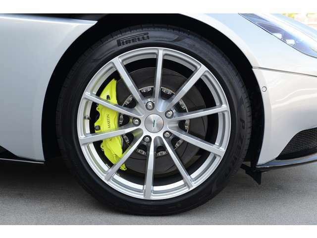 タイヤは4輪ともR6年2月にピレリー PーZEROの新品タイヤに交換済みです。