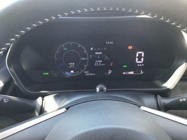 速度はデジタル表示で見やすいですね。燃費のいい運転をすると、イルミネーションがグリーンになります。グリーンの状態を長く保つだけで、上手にエコドライブができます。