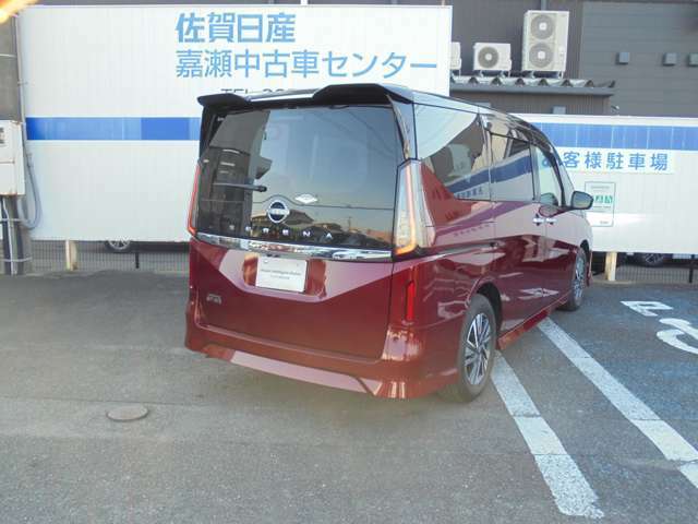 多人数で乗ることができて荷物も載せることができる便利なお車です！