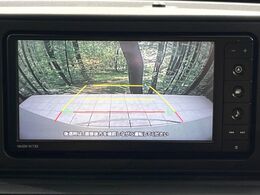 【バックカメラ】駐車時に後方がリアルタイム映像で確認できます。大型商業施設や立体駐車場での駐車時や、夜間のバック時に大活躍！運転スキルに関わらず、今や必須となった装備のひとつです！