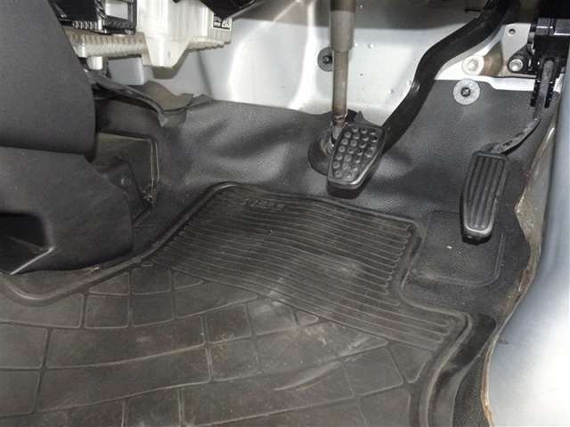 足元回り・フロアマットもしっかり洗浄しております。