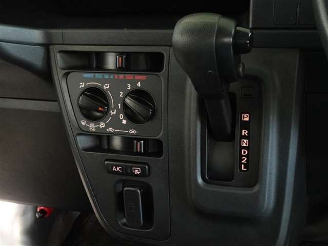 マニュアルエアコンを装備しています。