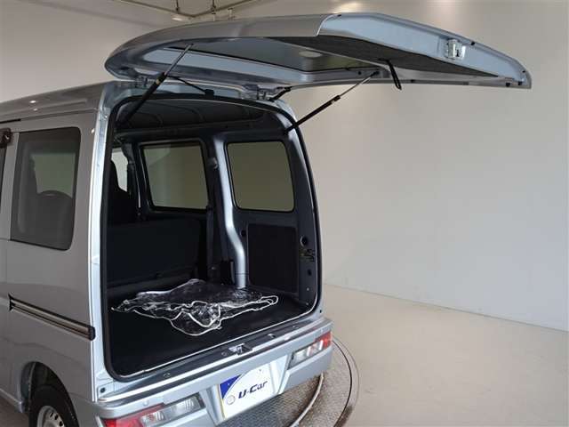 バックドアを開いた状態です。