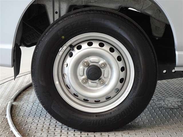 タイヤの溝は十分あります、足回りもしっかり整備してお渡しいたします。