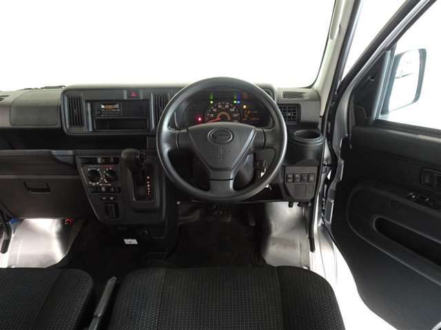 視界良好、操作しやすい運転席です。