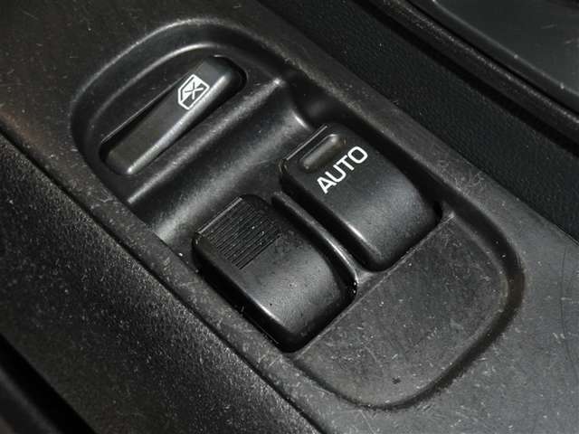運転席と助手席のみパワーウィンドウを装備しています。