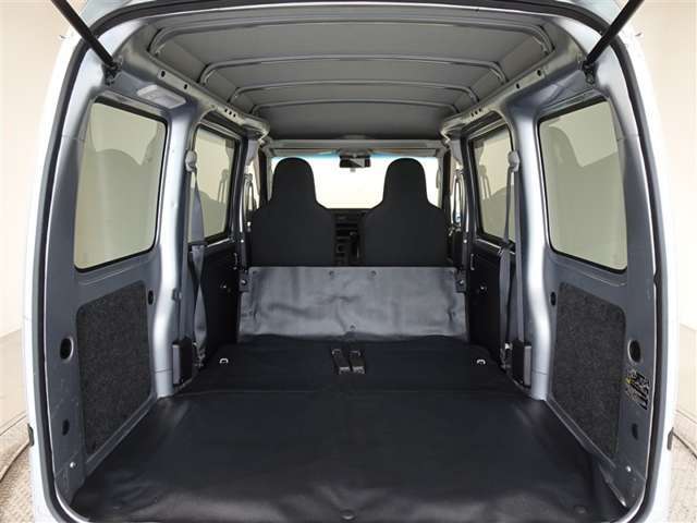 セカンドシートを倒した状態です。荷室スペースが広がります。